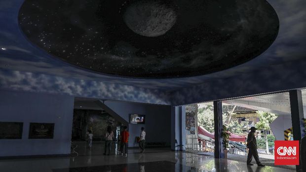 Pengunjung menikmati instalasi luar angkasa di Skyworld, Taman Mini Indonesia Indah, Jakarta, Minggu, 1 September 2019. CNN Indonesia/Bisma Septalisma