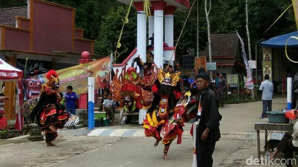 Foto: Lihat Lagi Festival Keren Rowo Bayu yang Mirip Desa Penari