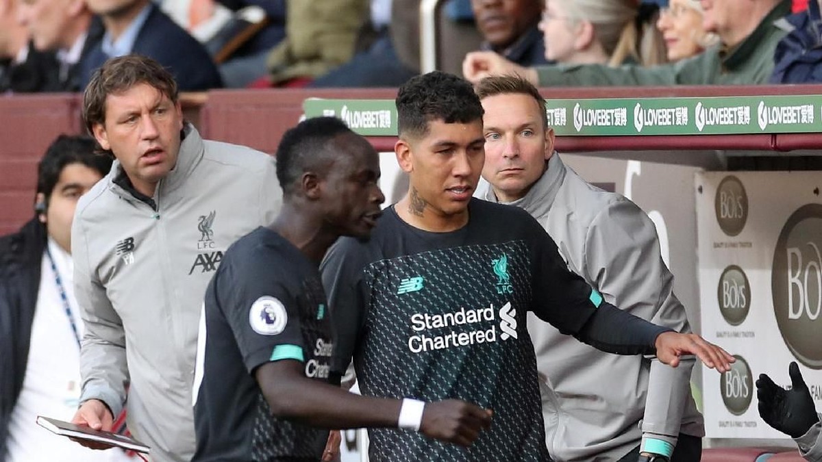 Sadio Mane ngamuk-ngamuk karena kesal tidak dioper oleh Mohamed Salah (Carl Recine/Reuters)