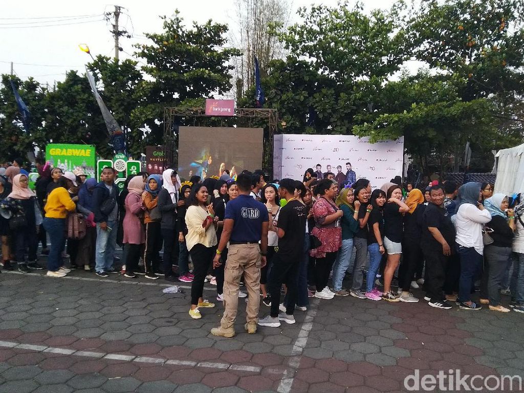 Rela Antre Berjam-jam demi Westlife di Semarang
