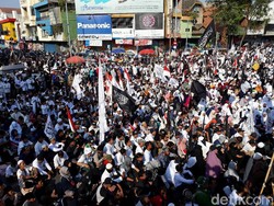 Felix Siauw Ikut Aksi Bentangkan 1,5 KM Kain Kalimat Tauhid di Solo