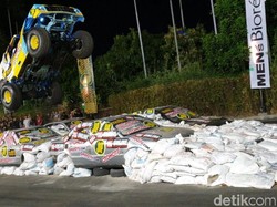 Aksi Gajah Monster Terbang, Kok Bisa?