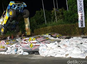 Video Gajah Monster Terbang di Parkir Timur Senayan Video Gajah Monster Terbang di Parkir Timur Senayan