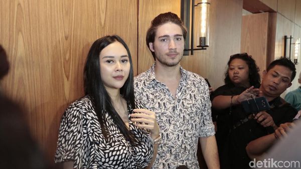 7 Fakta Perjalanan Cinta Aura Kasih dan Suami yang akan Bercerai