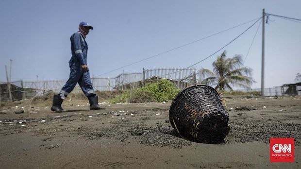 Pasir yang tercemar tumpahan minyak mentah (Oil Spill) di pesisir Pantai Samudra Jaya, Karawang.