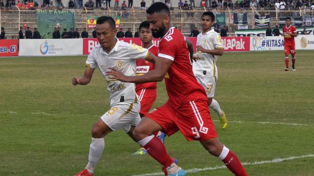 Perseru Badak Lampung (kanan) dipastikan terdegradasi dari Liga 1 2019. (