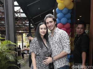 Fakta Gonjang-ganjing Rumah Tangga Aura Kasih Fakta Gonjang-ganjing Rumah Tangga Aura Kasih