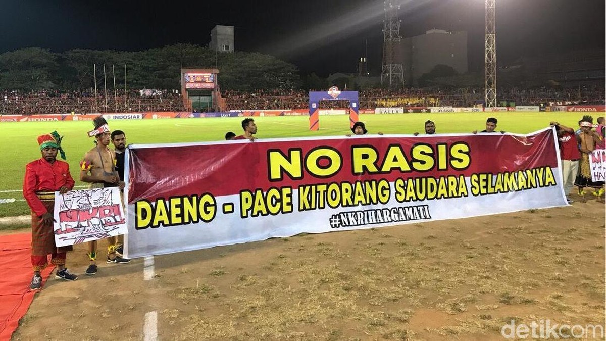Kampanye antirasis di Stadion Andi Mattalatta menjelang PSM vs Persela, Minggu (1/9/2019).(Ibnu Munsir/detikSport)