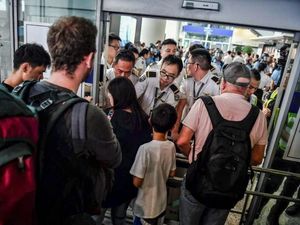 Massa Duduki Bandara Hong Kong: Tumpuk Troli hingga Rusak CCTV