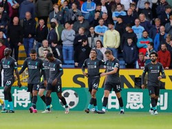 Kebuntuan akhirnya pecah pada menit ke-33. Trent-Alexander Arnold melepaskan crossing dari sisi kanan dan bola menyentuh Chris Wood. Bola berbelok arah dan langsung masuk ke pojok kanan gawang tanpa bisa dihalau Pope. REUTERS/Phil Noble.