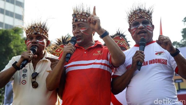 Keseruan Wiranto Nyanyi Bareng Masyarakat Papua di CFD