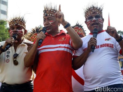Keseruan Wiranto Nyanyi Bareng Masyarakat Papua di CFD