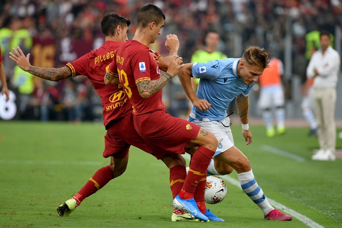 Tak ada pemenang dalam duel dua tim ibu kota Italia: Lazio vs AS Roma. Berjalan dalam tensi tinggi, laga pekan kedua Liga Italia tersebut tuntas sama kuat 1-1.