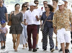 Usai Cerai, Manusia Terkaya Dunia Liburan Terus Bareng Pacar