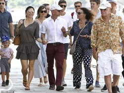 Usai Cerai, Manusia Terkaya Dunia Liburan Terus Bareng Pacar