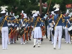 Taruna AAL Hibur Warga Busan Saat KRI Bimasuci Sandar di Negeri Ginseng