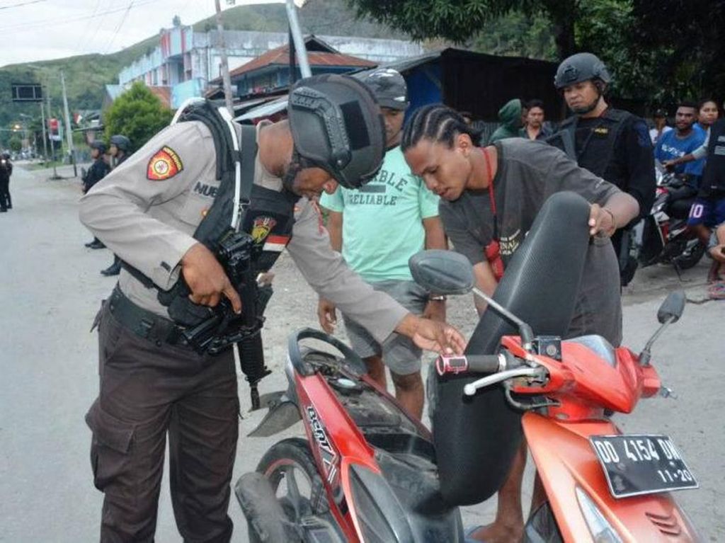Razia di Abepura dan Waena, Polda Papua Amankan 45 Senjata Tajam Razia di Abepura dan Waena, Polda Papua Amankan 45 Senjata Tajam