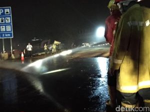 Petugas Mulai Bersihkan Jalur di Lokasi Kecelakaan Maut Cipularang