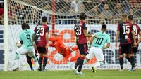 Lautaro lebih dulu mencatatkan namanya di papan skor pada menit 27. Sang striker menyambar umpan silang yang dilepaskan Stefano Sensi dan mengarahkannya ke tiang jauh sehingga sulit dijangkau kiper Robin Olsen. Enrico Locci/Getty Images.