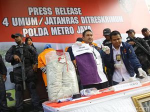 Kelvin Alami Luka Bakar saat Eksekusi Pupung-Anaknya Kelvin Alami Luka Bakar saat Eksekusi Pupung-Anaknya