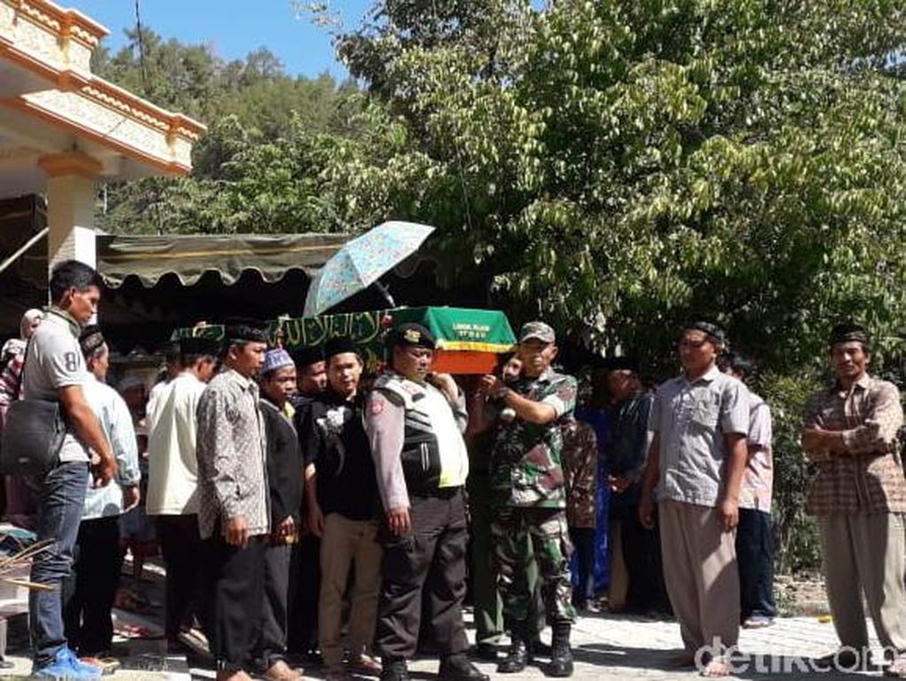 Jenazah TKI Asal Ponorogo yang Kecelakaan Kerja di Malaysia Dimakamkan Jenazah TKI Asal Ponorogo yang Kecelakaan Kerja di Malaysia Dimakamkan