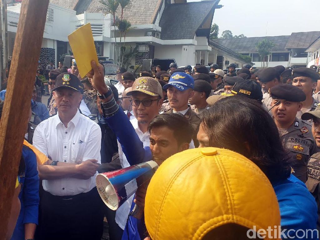 Setahun Menjabat, Walkot Sukabumi Dihadiahi Mahasiswa Kartu Kuning Setahun Menjabat, Walkot Sukabumi Dihadiahi Mahasiswa Kartu Kuning
