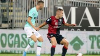 Inter dapat penalti! Wasit menunjuk titik putih di kotak penalti Cagliari setelah Sensi dijatuhkan Pisacane. Enrico Locci/Getty Images.
