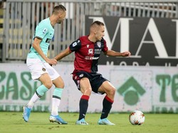 Inter dapat penalti! Wasit menunjuk titik putih di kotak penalti Cagliari setelah Sensi dijatuhkan Pisacane. Enrico Locci/Getty Images.