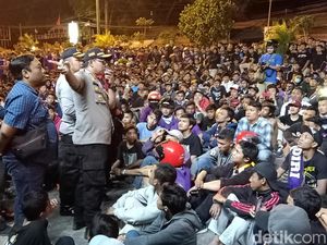 Ricuh Persik vs PSIM, Polisi Negosiasi Agar Persikmania Bubarkan Diri Ricuh Persik vs PSIM, Polisi Negosiasi Agar Persikmania Bubarkan Diri