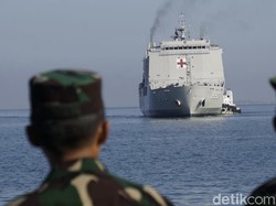 Kapal Rumah Sakit KRI Dr Soeharso Angkut 50 Ton Beras ke Papua