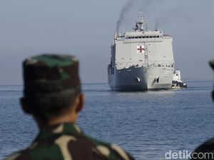 Kapal Rumah Sakit KRI Dr Soeharso Angkut 50 Ton Beras ke Papua Kapal Rumah Sakit KRI Dr Soeharso Angkut 50 Ton Beras ke Papua