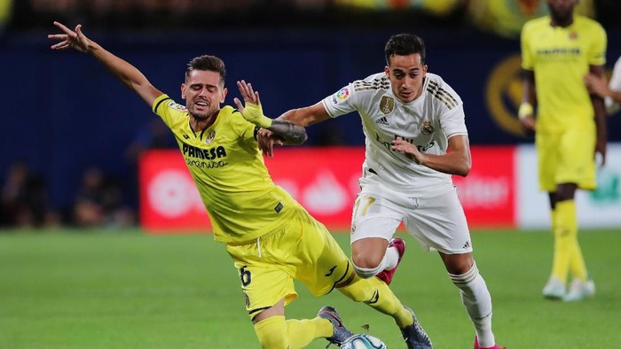 Soccer Football - La Liga Santander - VIllarreal v Real Madrid - Estadio de la Ceramica, Villarreal, Spain - September 1, 2019   Real Madrids Lucas Vazquez in action with Villarreals Xavier Quintilla   REUTERS/Juan Medina