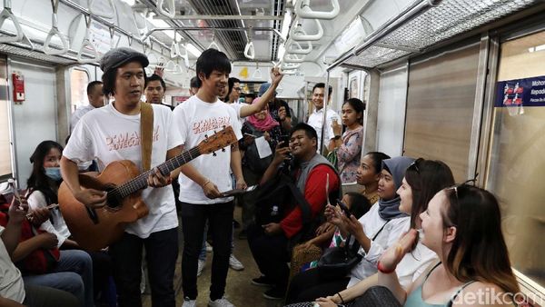 DMasiv Hibur Penumpang KRL
