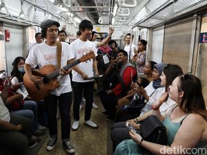 DMasiv Hibur Penumpang KRL
