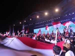 Bendera Merah Putih 60 Meter Selimuti Penonton Merajut Nusantara Bendera Merah Putih 60 Meter Selimuti Penonton Merajut Nusantara