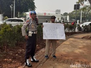 Bacakades Asal Banyuwangi Demo Tunggal di Depan Istana Negara, Nuntut Apa?