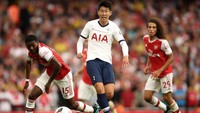 Meriam London justru harus kembali kebobolan. Tottenham mendapat hadiah penalti di menit ke-40 setelah Granit Xhaka melanggar Son. Julian Finney/Getty Images.