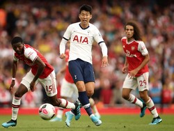 Meriam London justru harus kembali kebobolan. Tottenham mendapat hadiah penalti di menit ke-40 setelah Granit Xhaka melanggar Son. Julian Finney/Getty Images.