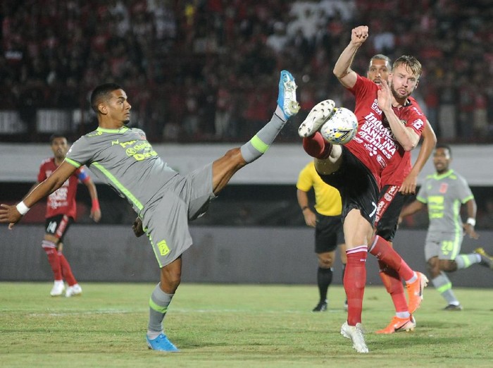 Pesepak bola Bali United Melvin Platje (kanan) berebut bola dengan pesepak bola Borneo FC Renan Da Silva (kiri) saat pertandingan Liga 1 2019 di Stadion I Wayan Dipta, Gianyar, Bali, Rabu (28/8/2019). ANTARA FOTO/Fikri Yusuf/foc.