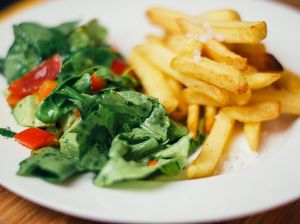 Unik dan Enak! Salad Sayuran Pakai Topping Kentang Goreng Unik dan Enak! Salad Sayuran Pakai Topping Kentang Goreng