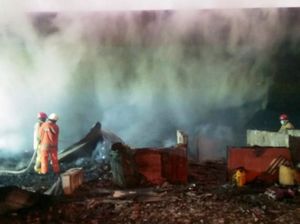 Lapak Barang Bekas di Kolong Tol Rorotan Terbakar