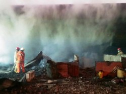 Lapak Barang Bekas di Kolong Tol Rorotan Terbakar