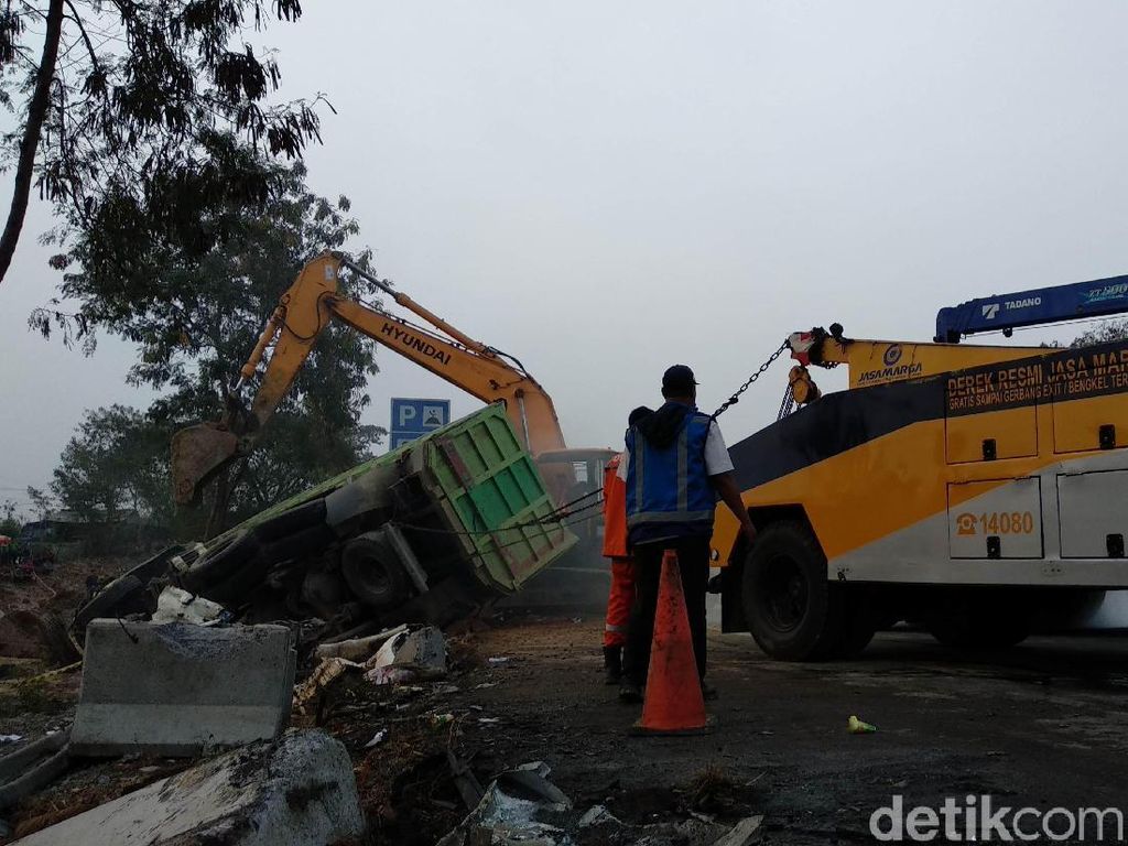 Tragedi Cipularang: Upaya Penyelamatan Berujung Kecelakaan Mematikan Tragedi Cipularang: Upaya Penyelamatan Berujung Kecelakaan Mematikan