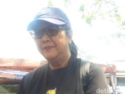 Pakai Kaus Hitam Bergambar Pancasila, Mak Susi Datangi Polda Jatim