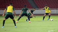 Berbeda dari sebelumnya yang selalu tertutup untuk media dan publik, latihan malam ini digelar terbuka.