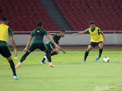 Berbeda dari sebelumnya yang selalu tertutup untuk media dan publik, latihan malam ini digelar terbuka.