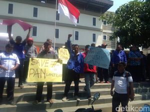 Protes Penunjukan Wakil Ketua DPRD Lamongan, Massa Segel Kantor PAN