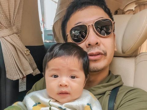 Raditya Dika bersama sang buah hati