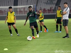 Latihan dipimpin langsung oleh Simon McMenemy.