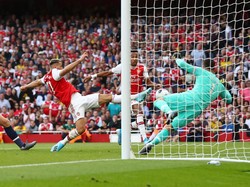 Arsenal sempat berhasil mencetak gol ketiga di menit ke-80. Sead Kolasinac melepas umpan silang mendatar, yang disambar oleh Sokratis. Gol tersebut dianulir wasit setelah VAR menyatakan Kolasinac dalam posisi offside sebelum melepas umpan. Hingga peluit akhir berbunyi, tak ada gol tambahan tercipta. Julian Finney/Getty Images.
